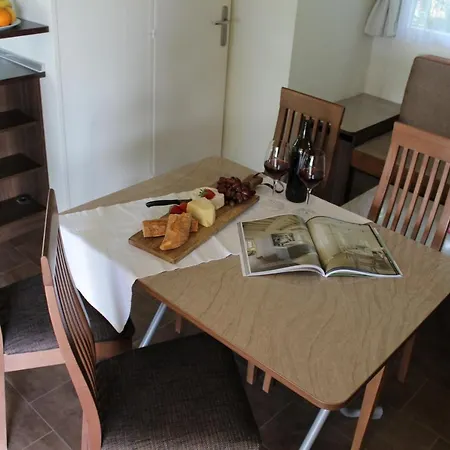 Al-bor مزرعة للإقامة لاتيزي